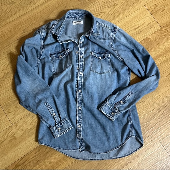 EXPRESS denim shirt gently used embroidered hearts ❤️ on back size L - Picture 2 of 15
